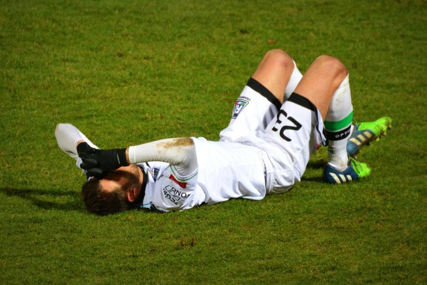 La peor lesión, y por desgracia más frecuente, que un futbolista puede sufrir, es la rotura de ligamento cruzado anterior.